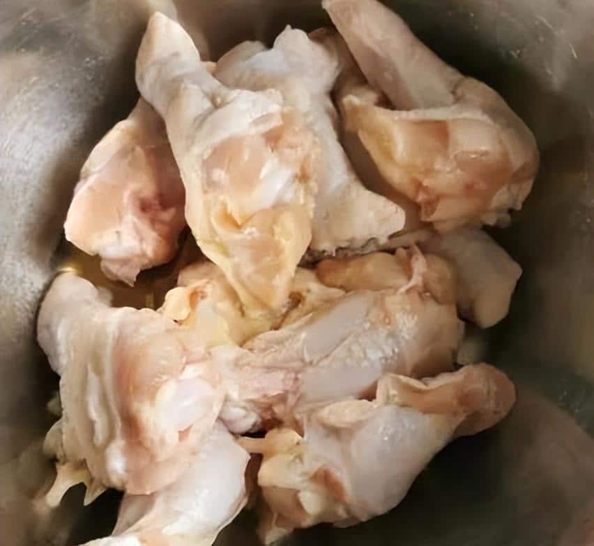 四川口水鸡的制作方法和配料（简单正宗口水鸡的酱料怎么调） 1