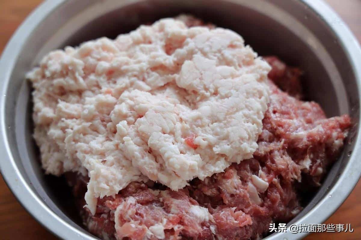 肉丸子的家常做法简单又好吃（家常自制猪牛肉丸做法不散窍门和配料） 7
