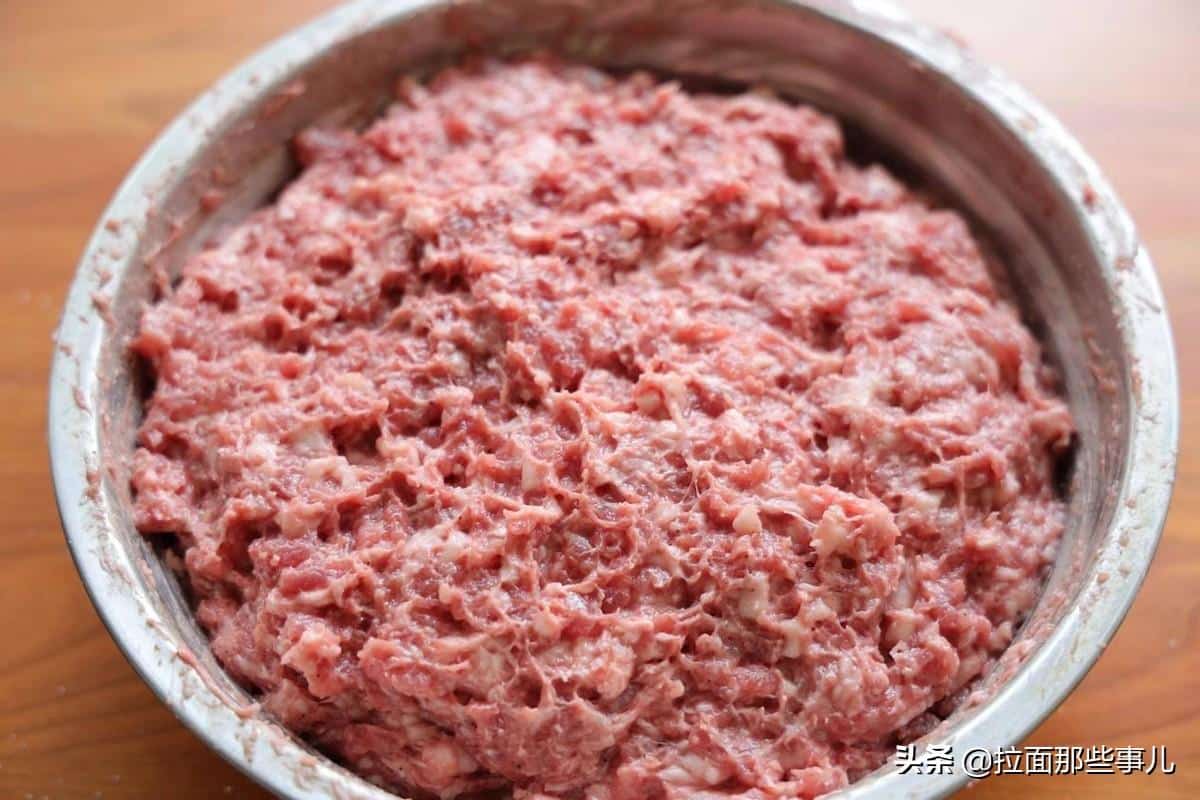 肉丸子的家常做法简单又好吃（家常自制猪牛肉丸做法不散窍门和配料） 15