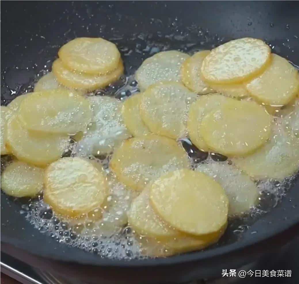 土豆怎么做才好吃又简单懒人制作（超下饭的家常油炸土豆美食小吃做法教程） 7