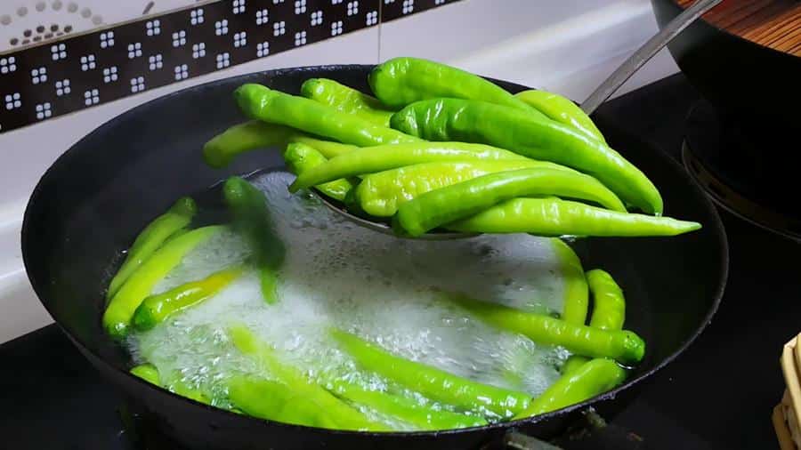 辣椒怎么腌制好吃又脆（家常简单青辣椒的腌制方法和配料） 9