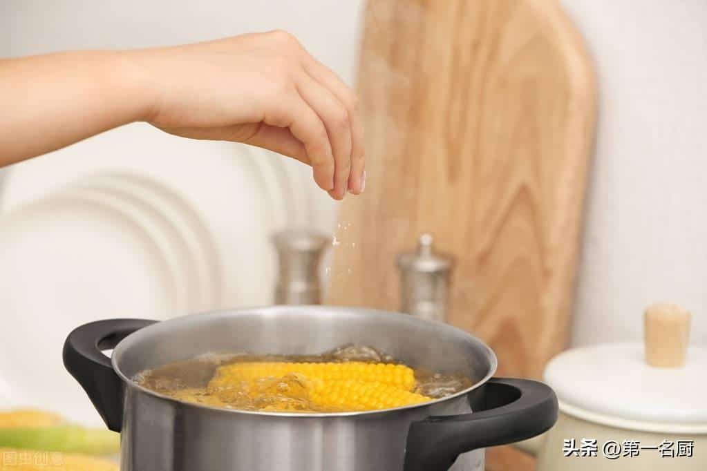 玉米怎么煮好吃煮多长时间(又香又甜软糯的煮玉米方法小窍门） 9