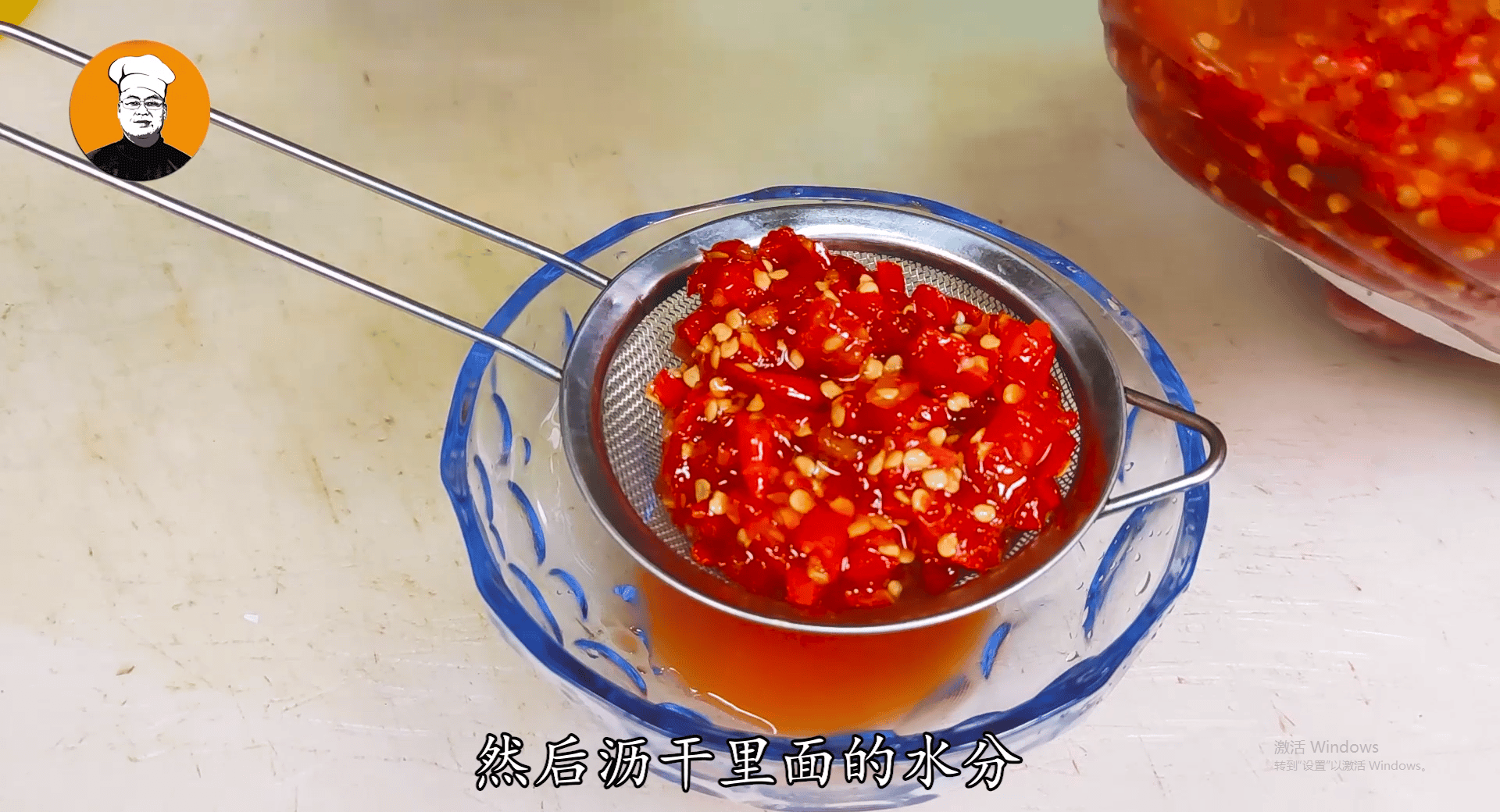 正宗剁椒鱼头的做法(简单好吃的家常剁椒蒸鱼头制作流程及窍门） 7